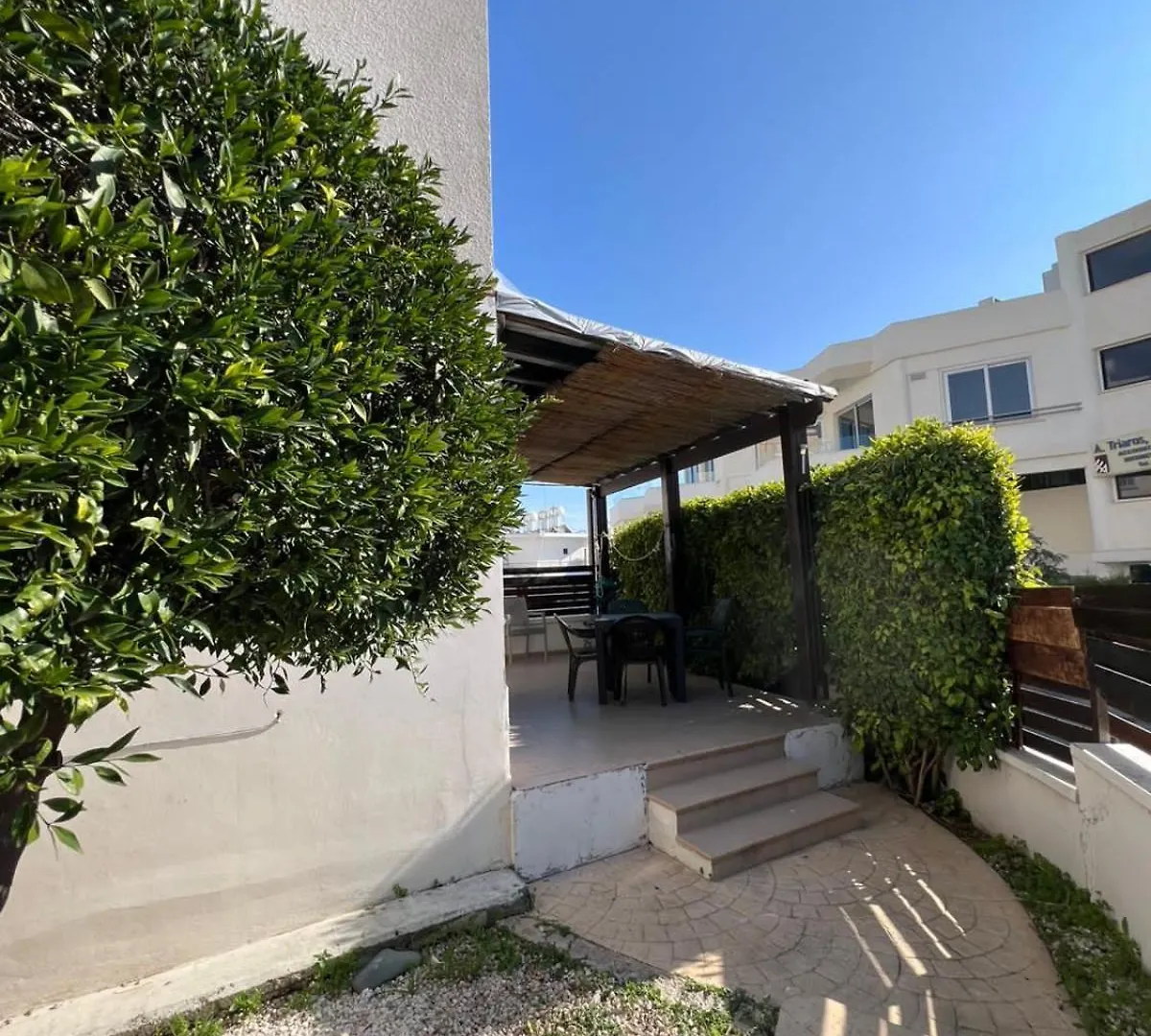 איה נאפה George Apartments